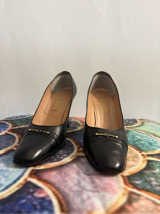 Salvatore Ferragamo Shoes - Gucci Vintage Classic Black Leather Women’s Pumps with Gold Accent Made in Italy